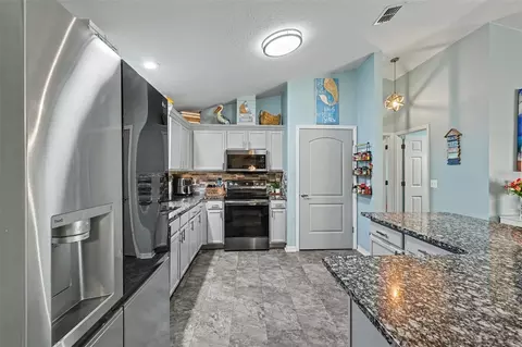 Kitchen - 18018 SW 68th Loop, Dunnellon, FL 34432 photo 4 of 4