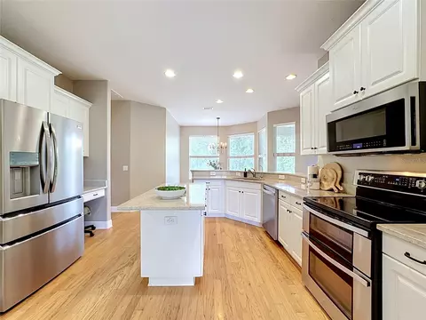 Kitchen - 11319 Tralee Dr, Riverview, FL 33569 photo 2 of 3