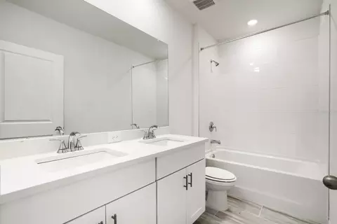 Bath - 7705 Satterfield Ter, Parrish, FL 34219 photo 2 of 2