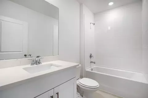 Bath - 7722 Satterfield Ter, Parrish, FL 34219 photo 3 of 4