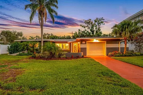 328 Bayview Dr NE, Saint Petersburg, FL 33704