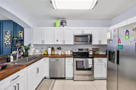 Kitchen - 6105 Olivedale Dr, Riverview, FL 33578 photo 2 of 4