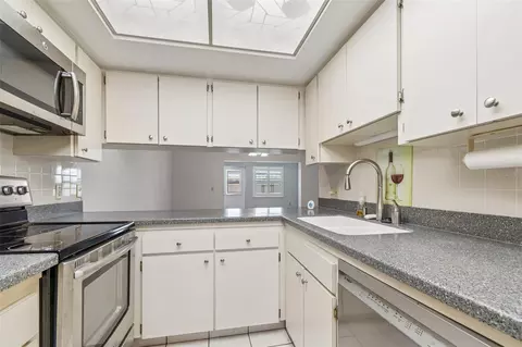 Kitchen - 2131 Ridge Rd S #99, Largo, FL 33778 photo 3 of 6