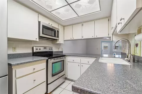 Kitchen - 2131 Ridge Rd S #99, Largo, FL 33778 photo 2 of 6