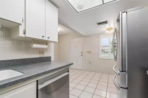 Kitchen - 2131 Ridge Rd S #99, Largo, FL 33778 photo 4 of 6