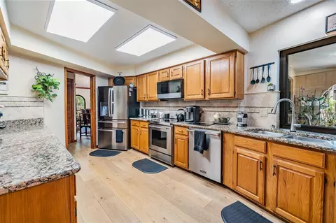 Kitchen - 13203 Spindlewyck Cv, Riverview, FL 33569 photo 3 of 4