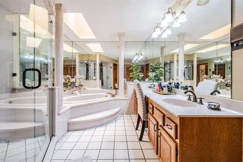 Bath - 13203 Spindlewyck Cv, Riverview, FL 33569 photo 1 of 6