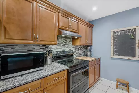 Kitchen - 8513 Dee Cir, Riverview, FL 33569 photo 2 of 3