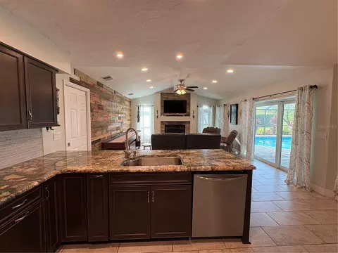 Kitchen - 5092 Kilty Ct E, Bradenton, FL 34203 photo 2 of 7
