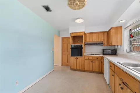 Kitchen - 11435 Oval Dr E, Largo, FL 33774 photo 3 of 4