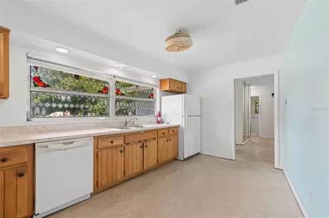 Kitchen - 11435 Oval Dr E, Largo, FL 33774 photo 2 of 4