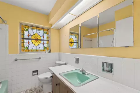 Bath - 11435 Oval Dr E, Largo, FL 33774 photo 2 of 2