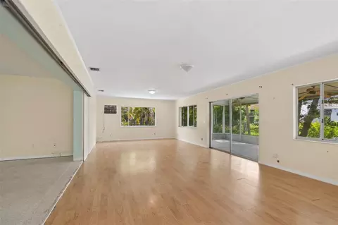 Living - 11435 Oval Dr E, Largo, FL 33774 photo 8 of 11