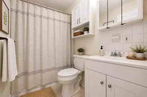 Bath - 5225 Peach Ave, Seffner, FL 33584 photo 1 of 1