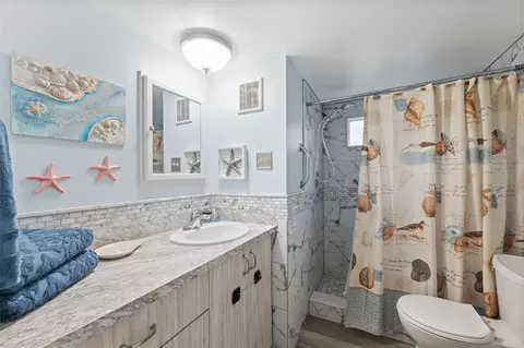 Bath - 5527 Darlene St, Weeki Wachee, FL 34607 photo 1 of 2