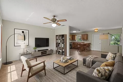 Living - 3149 Sydney Dover Rd, Dover, FL 33527 photo 1 of 2