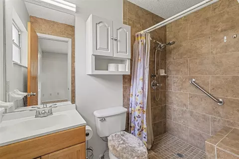 Bath - 3149 Sydney Dover Rd, Dover, FL 33527 photo 2 of 2