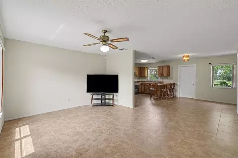 Living - 3149 Sydney Dover Rd, Dover, FL 33527 photo 2 of 2