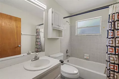 Bath - 3149 Sydney Dover Rd, Dover, FL 33527 photo 1 of 2