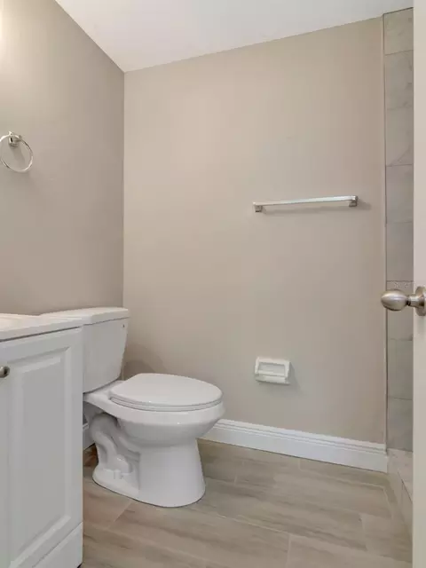 Bath - 1207 62nd Ave E, Bradenton, FL 34203 photo 3 of 10