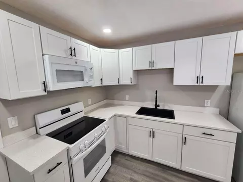 Kitchen - 1207 62nd Ave E, Bradenton, FL 34203 photo 5 of 7