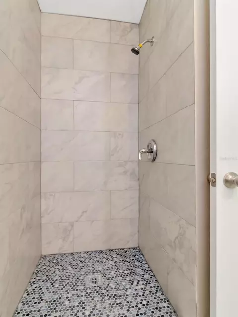 Bath - 1207 62nd Ave E, Bradenton, FL 34203 photo 2 of 10