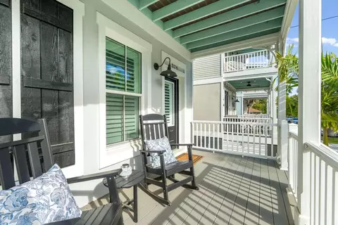 Exterior - 324 6th St E, Bradenton, FL 34208 photo 2 of 10