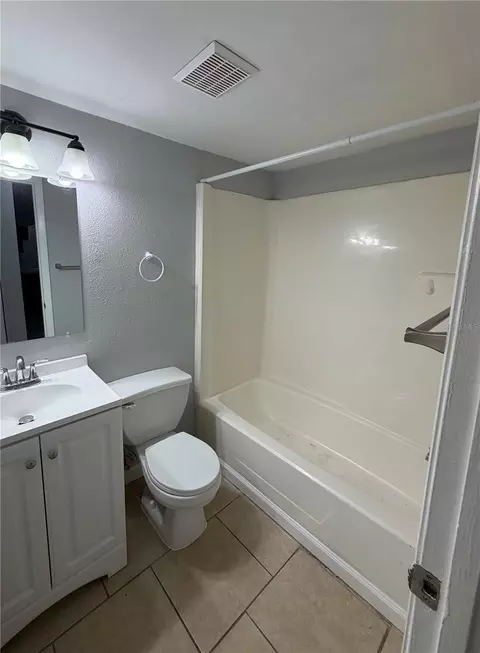 Bath - 233 Thorn Tree Pl, Brandon, FL 33510 photo 2 of 2