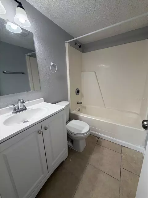 Bath - 233 Thorn Tree Pl, Brandon, FL 33510 photo 1 of 2
