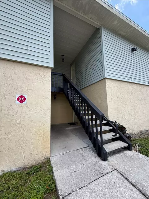 Exterior - 237 Red Maple Pl, Brandon, FL 33510 photo 2 of 5