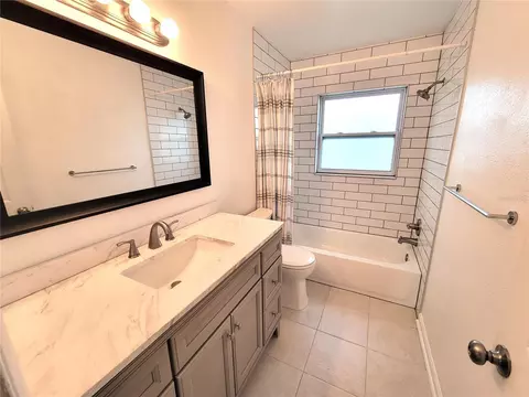 Bath - 14196 Jeff Rd, Largo, FL 33774 photo 6 of 9