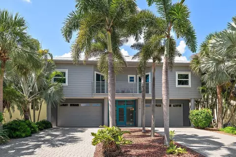 114 13th St, Belleair Beach, FL 33786