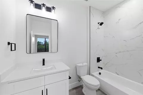 Bath - 7224 Granada Blvd, Sebring, FL 33872 photo 4 of 4
