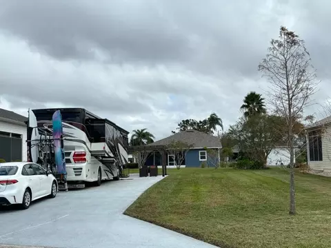 1098 Motorcoach Dr, Polk City, FL 33868