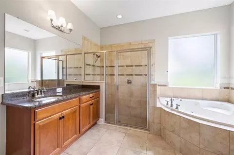 Bath - 15910 Ternglade Dr, Lithia, FL 33547 photo 3 of 7