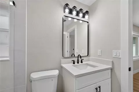 Bath - 1229 Oak Valley Dr, Seffner, FL 33584 photo 4 of 5