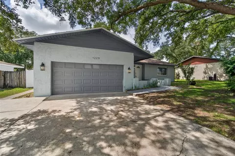 Exterior - 1229 Oak Valley Dr, Seffner, FL 33584 photo 9 of 17