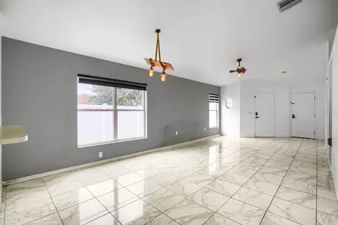 Living - 701 Periwinkle Pointe Pl, Seffner, FL 33584 photo 2 of 8