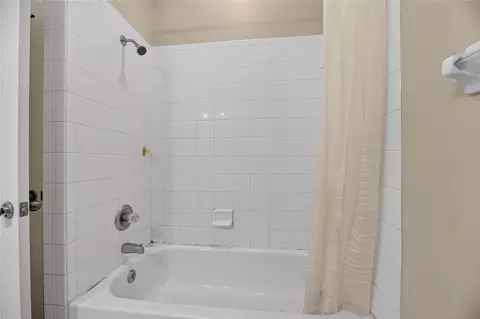 Bath - 24519 Breezy Oak Ct, Lutz, FL 33559 photo 6 of 6