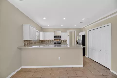Kitchen - 24519 Breezy Oak Ct, Lutz, FL 33559 photo 4 of 8