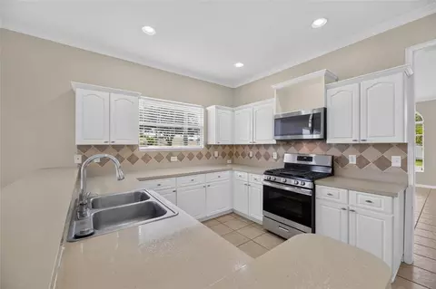 Kitchen - 24519 Breezy Oak Ct, Lutz, FL 33559 photo 5 of 8