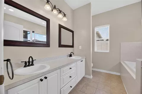 Bath - 24519 Breezy Oak Ct, Lutz, FL 33559 photo 3 of 6