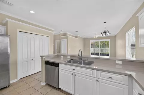 Kitchen - 24519 Breezy Oak Ct, Lutz, FL 33559 photo 7 of 8