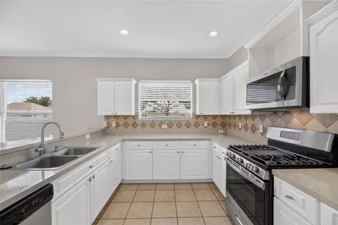 Kitchen - 24519 Breezy Oak Ct, Lutz, FL 33559 photo 2 of 8