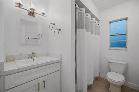 Bath - 2971 Forest Cir, Seffner, FL 33584 photo 4 of 5