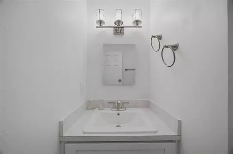 Bath - 2971 Forest Cir, Seffner, FL 33584 photo 5 of 5