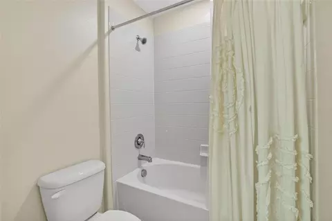 Bath - 8435 Hunters Fork Loop, Ruskin, FL 33573 photo 9 of 9