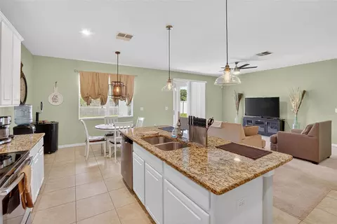 Kitchen - 8435 Hunters Fork Loop, Ruskin, FL 33573 photo 4 of 5