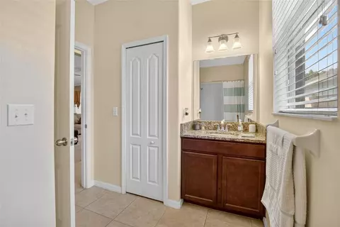 Bath - 8435 Hunters Fork Loop, Ruskin, FL 33573 photo 3 of 9