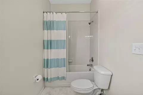 Bath - 8435 Hunters Fork Loop, Ruskin, FL 33573 photo 2 of 9